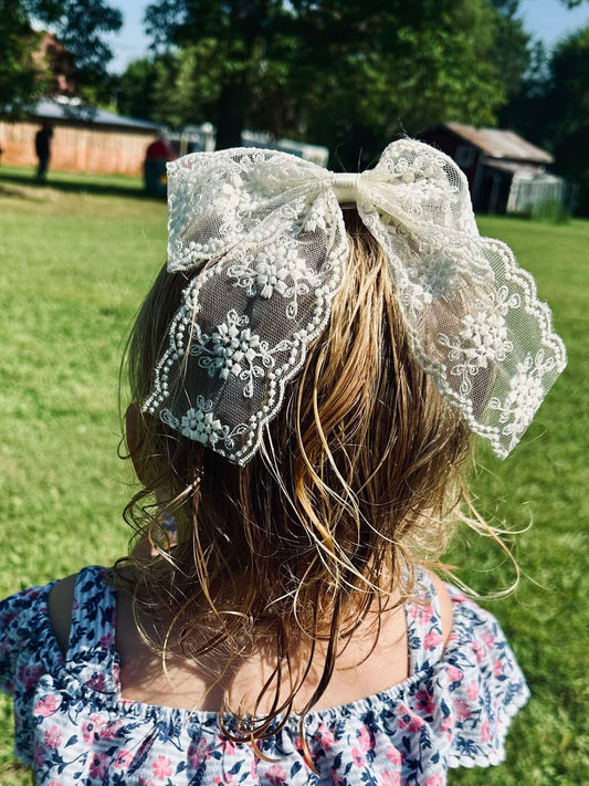 Short tail lace bow
